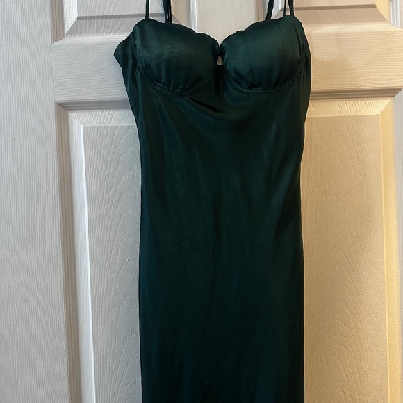 Green satin dress - Picture 1 of 8